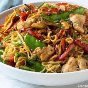 Stir Fry Chicken Noodles (Lo Mein)